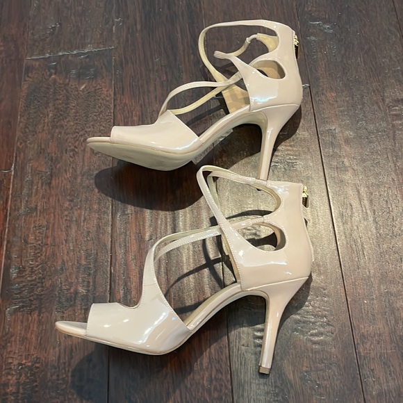 NWT Gorgeous Strapy Cream Michael Kors Heels - Picture 5 of 8